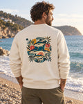 Sudadera TUNA FRUTTI Vintage de algodón orgánico, modelo de espaldas junto al Mediterráneo mostrando el estampado grande