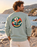 Modelo con sudadera FARO Sage, vista trasera con estampado grande de faro.