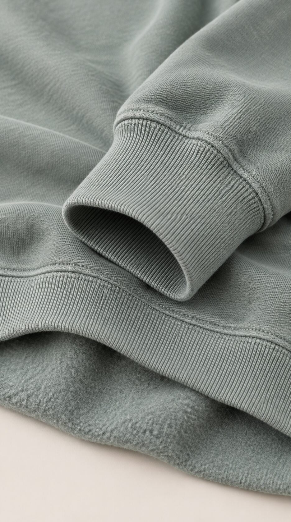 Detalle del tejido de algodón de la sudadera RAYA Sage