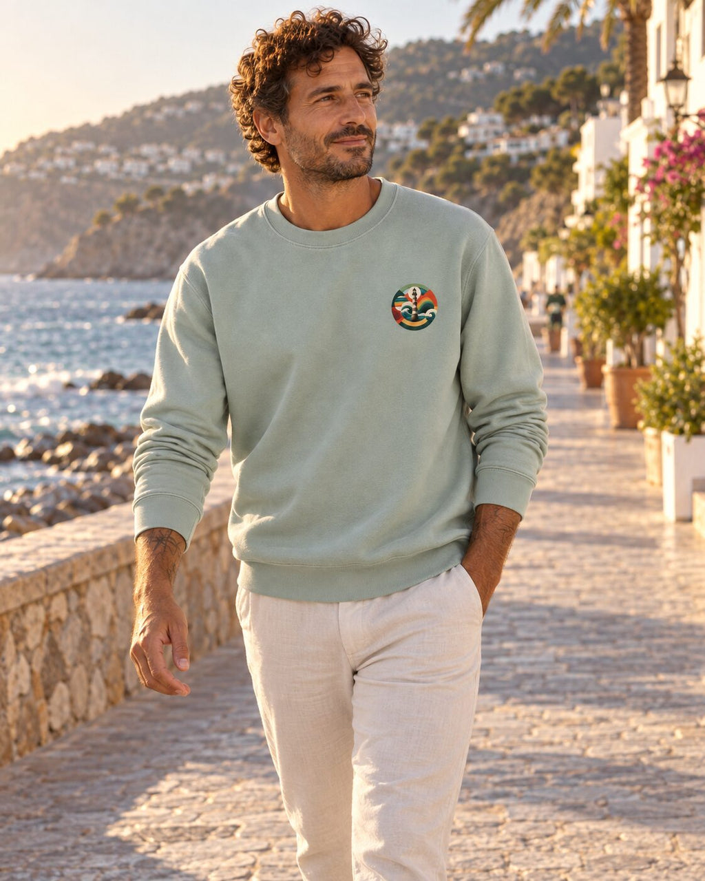 Lifestyle frontal de la sudadera FARO Sage en el paseo marítimo de La Herradura.