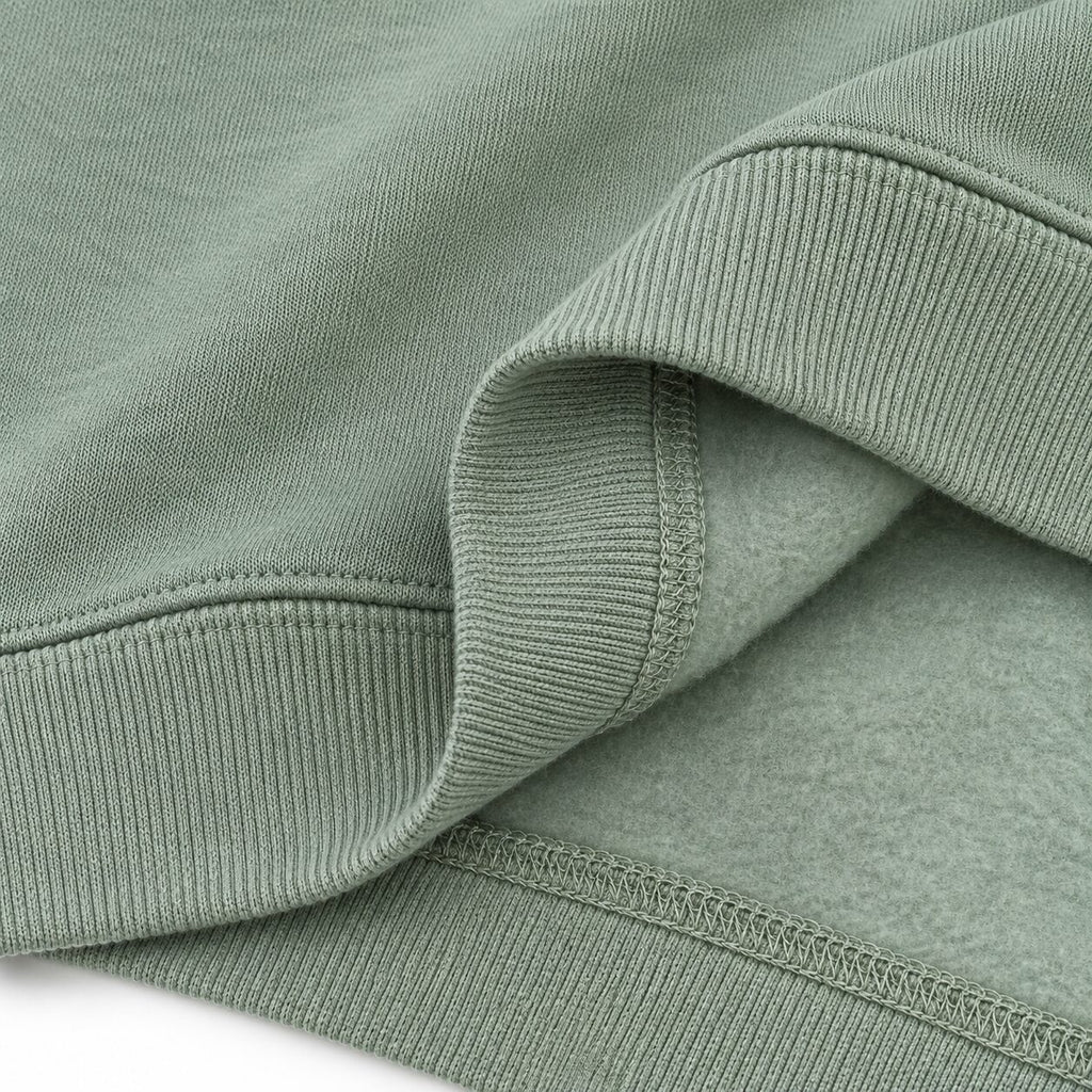 Detalle del tejido Sage y del interior de felpa cepillada de la sudadera FARO.
