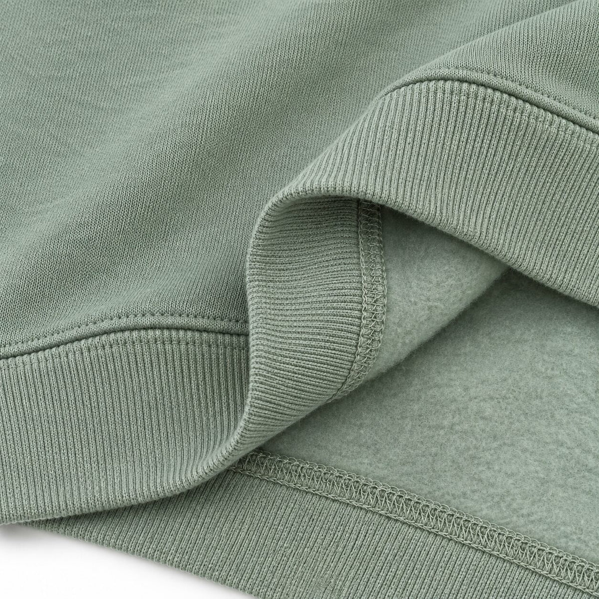 Detalle del tejido Sage y del interior de felpa cepillada de la sudadera FARO.