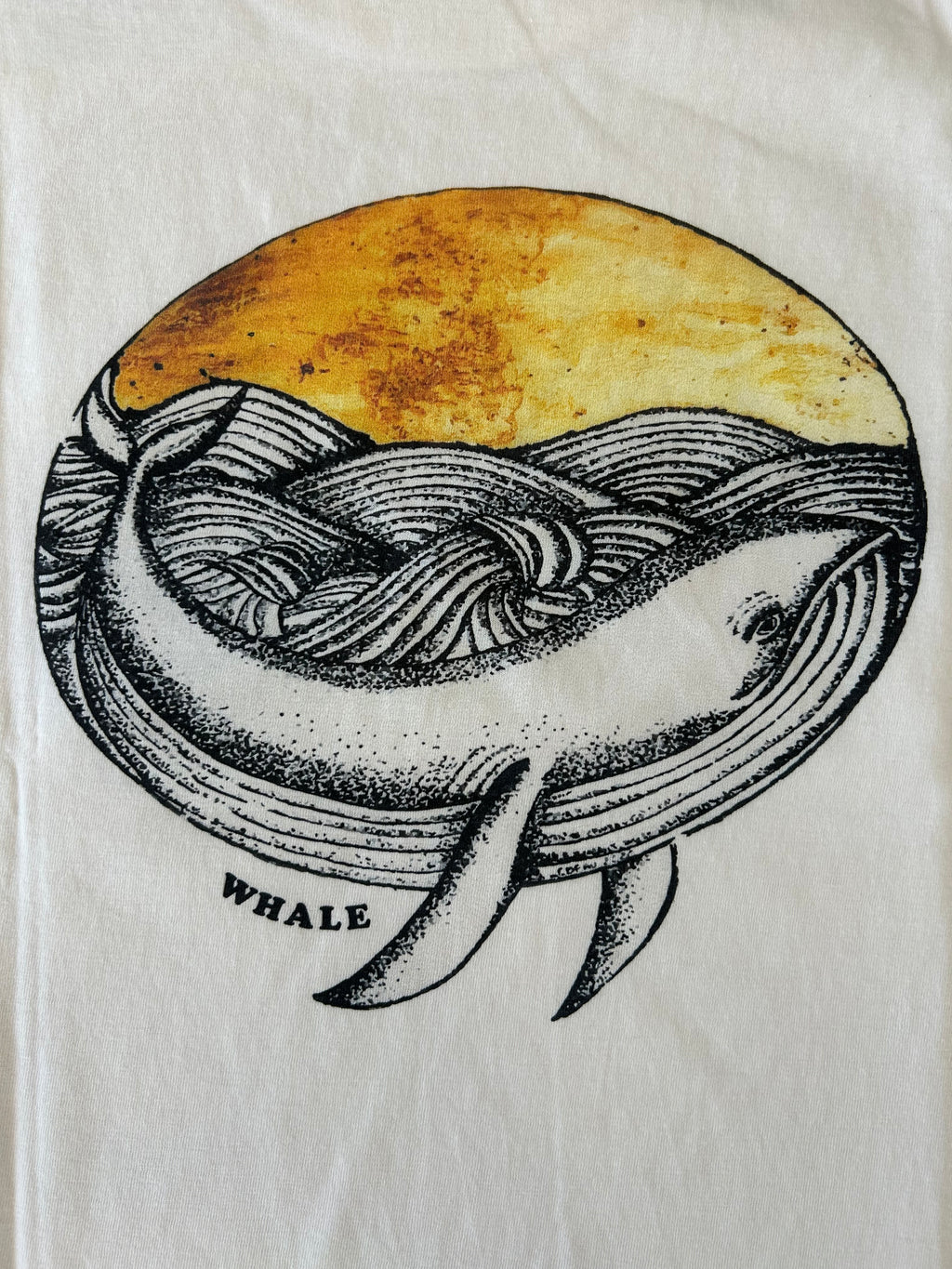 Detalle del diseño artístico de ballena de la camiseta BALLENA ART