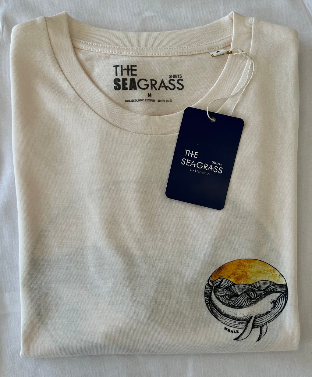 Detalle de camiseta BALLENA ART con etiqueta The Seagrass