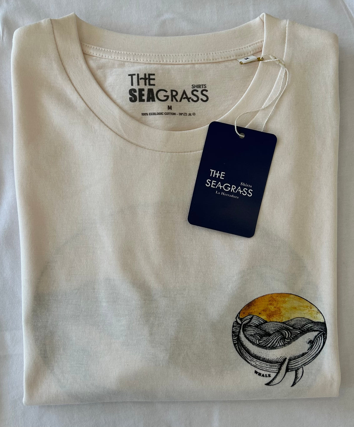 Detalle de camiseta BALLENA ART con etiqueta The Seagrass