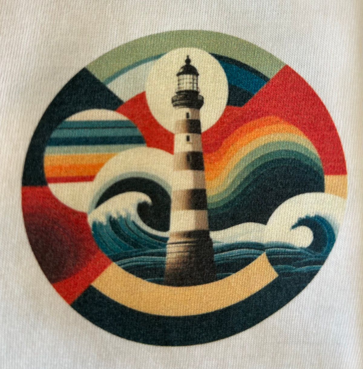 Detalle del diseño de faro de la camiseta FARO