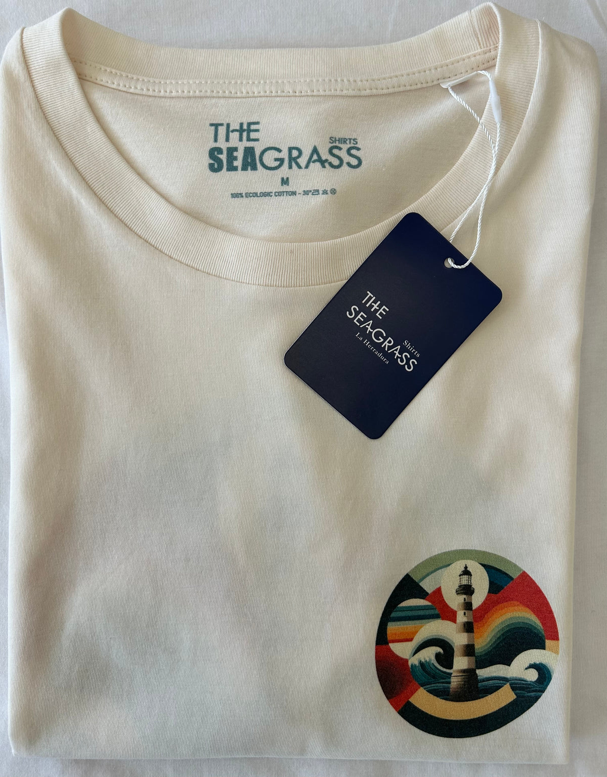 Detalle de camiseta FARO con etiqueta The Seagrass