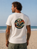 Modelo con camiseta FARO mostrando el diseño de faro en espalda