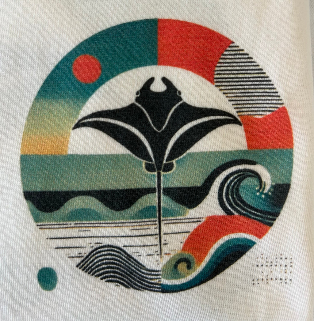 Detalle del diseño de manta raya de la camiseta RAYA