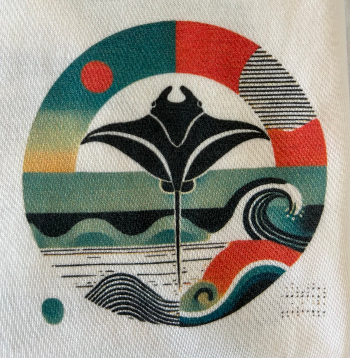 Detalle del diseño de manta raya de la camiseta RAYA