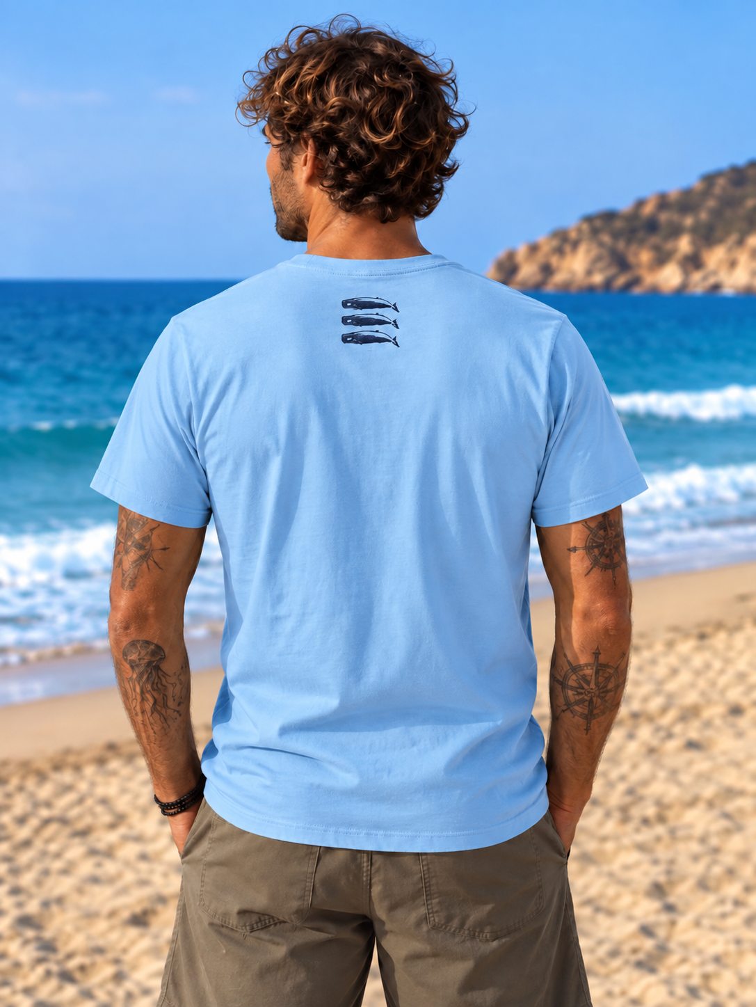 Camiseta 3 CACHALOTES Celeste – modelo de espaldas
