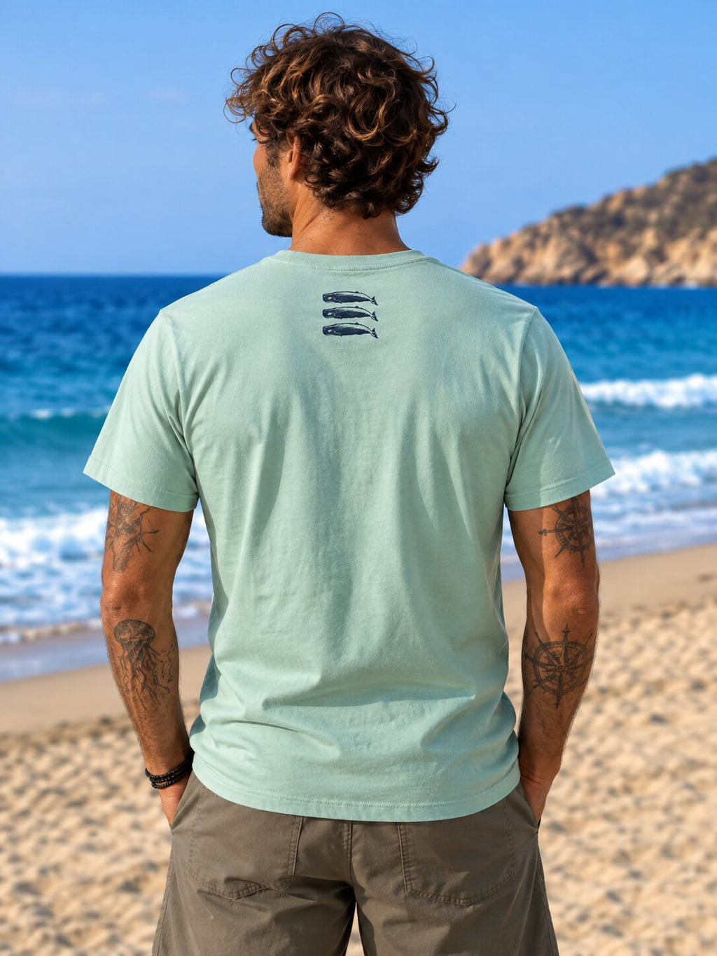 Camiseta 3 CACHALOTES Menta – modelo de espaldas