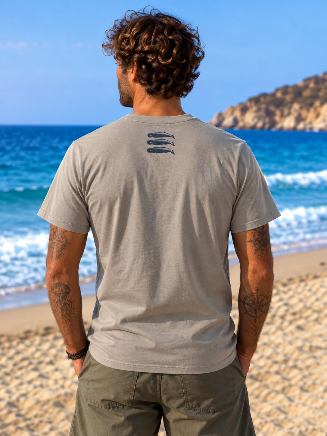 Camiseta 3 CACHALOTES Ópalo – modelo de espaldas