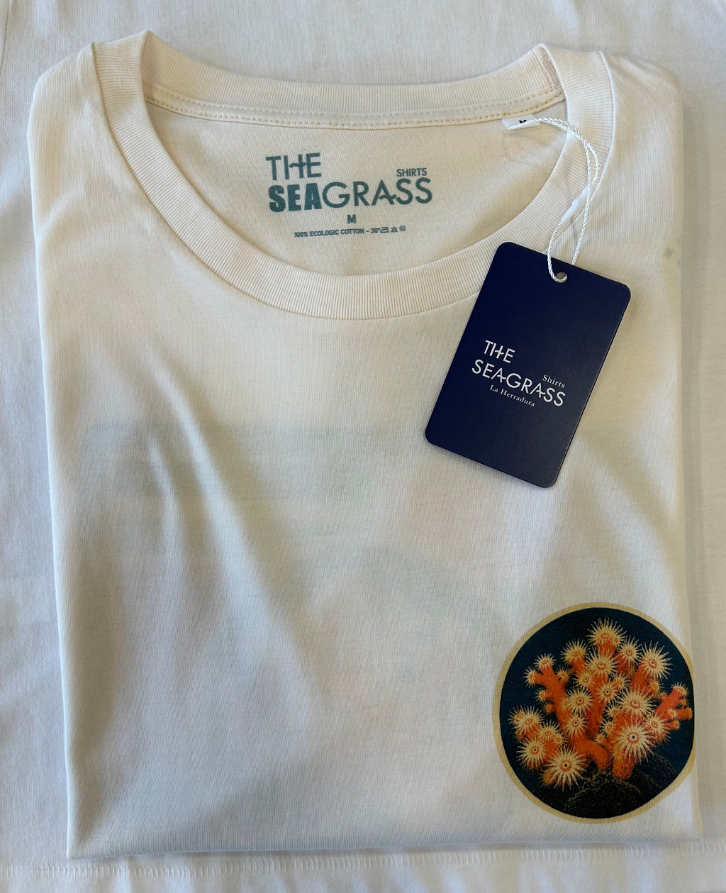 Camiseta CORAL – etiqueta y detalle del diseño frontal