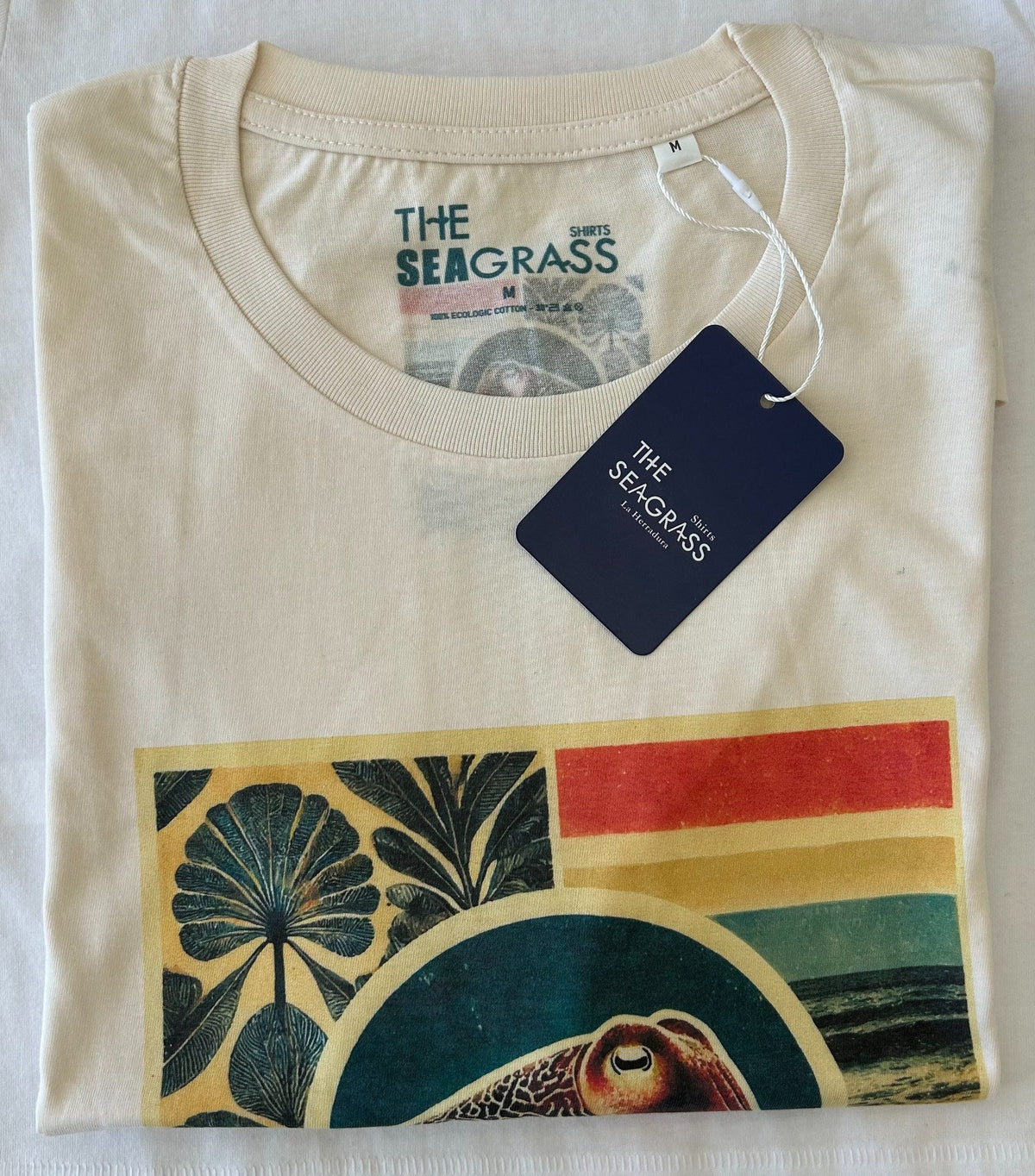 Camiseta SEPIA Vintage de algodón orgánico – detalle real del estampado de sepia