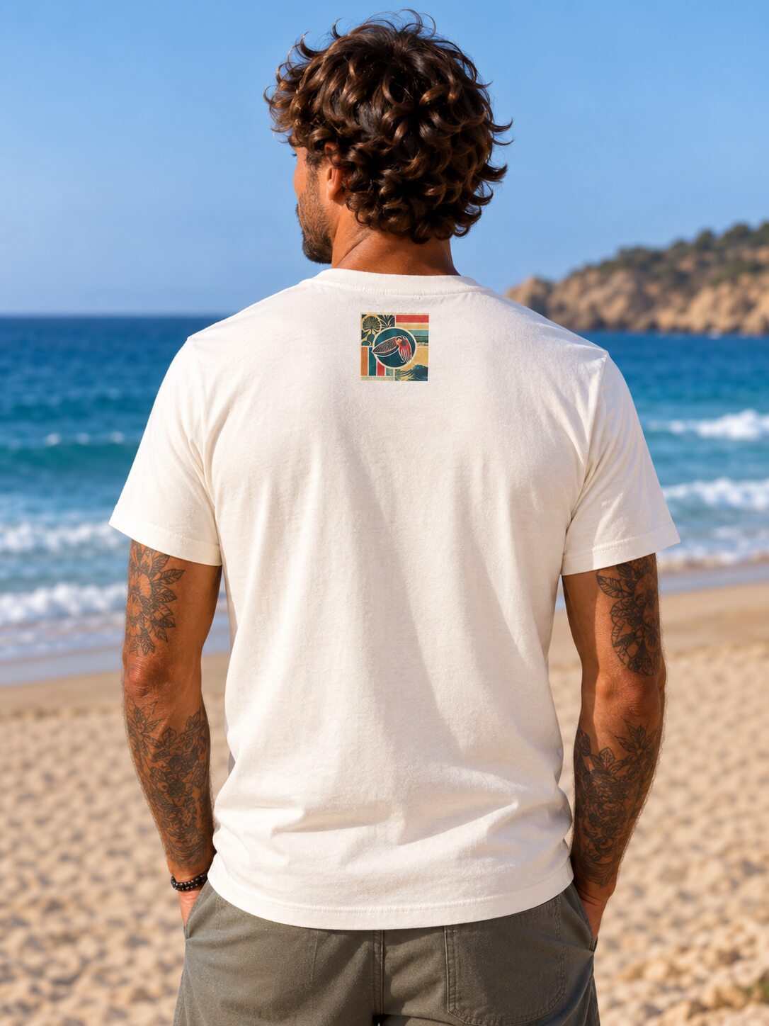 Camiseta SEPIA Vintage de algodón orgánico – modelo de espaldas con estampado en la nuca