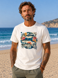 Camiseta TUNA FRUTTI de algodón orgánico – modelo en playa mediterránea – color Sage
