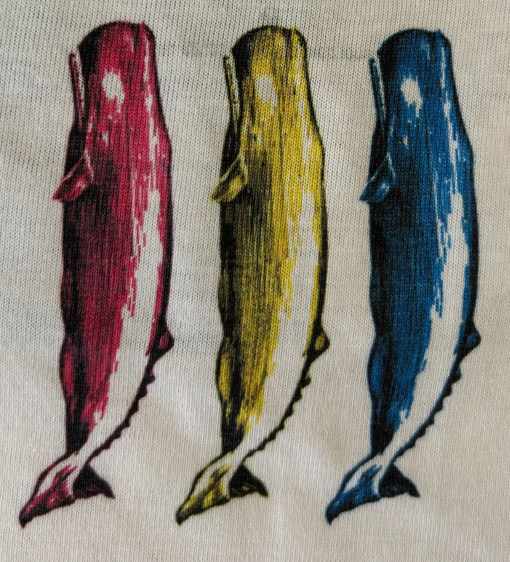 Camiseta WARHOL Vintage de algodón orgánico – detalle real del estampado de tres cachalotes