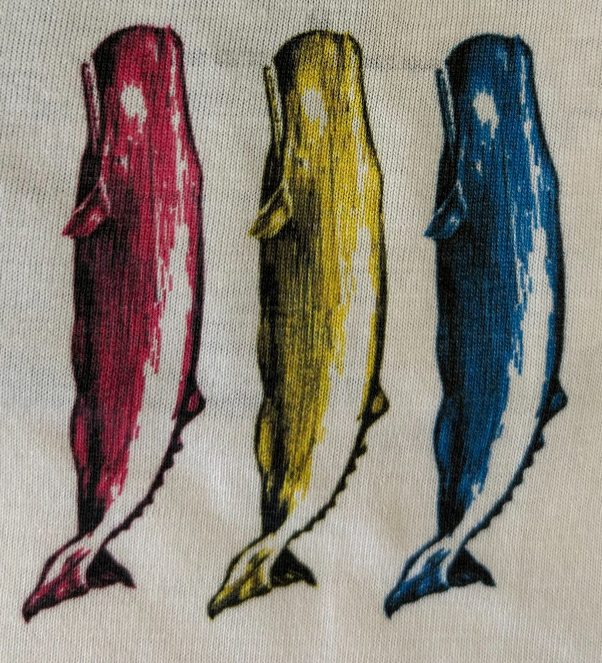 Camiseta WARHOL Vintage de algodón orgánico – detalle real del estampado de tres cachalotes