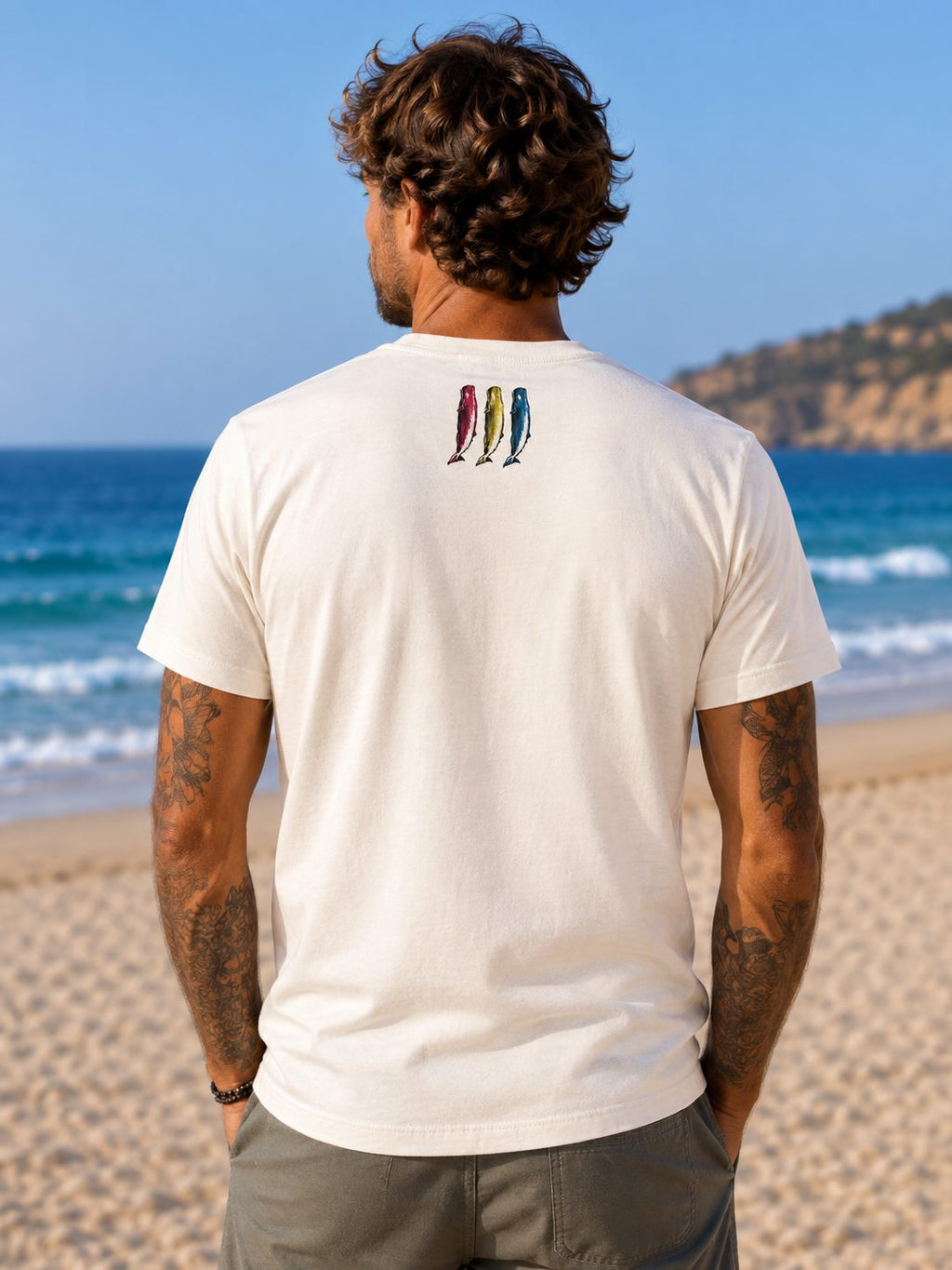 Camiseta WARHOL Vintage de algodón orgánico – modelo de espaldas con estampado en la parte superior