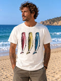 Camiseta WARHOL Vintage de algodón orgánico – modelo hombre en playa mediterránea