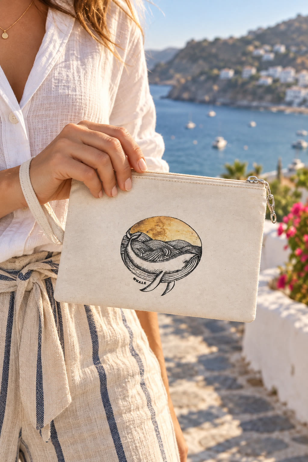 Mujer con monedero Ballena Art de algodón junto al Mediterráneo
