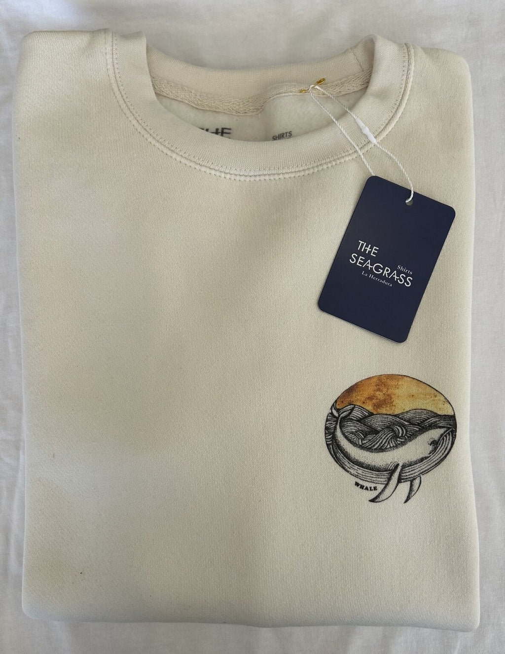 Foto real de la sudadera Ballena Art Vintage con etiqueta The Seagrass