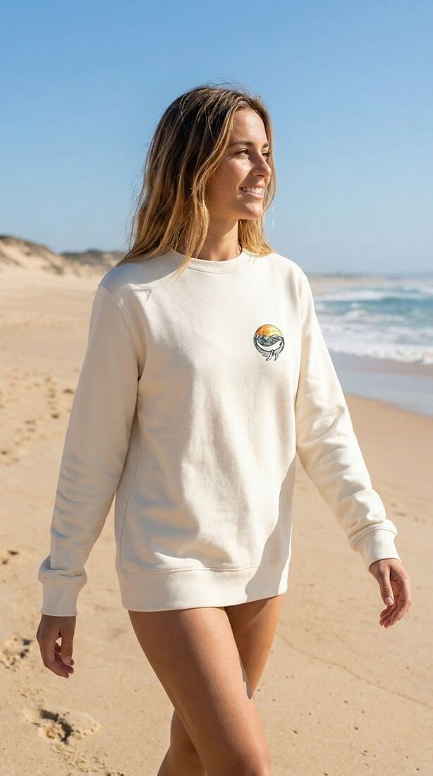 Sudadera BALLENA ART vintage de algodón orgánico, vista frontal en modelo femenino junto a la playa