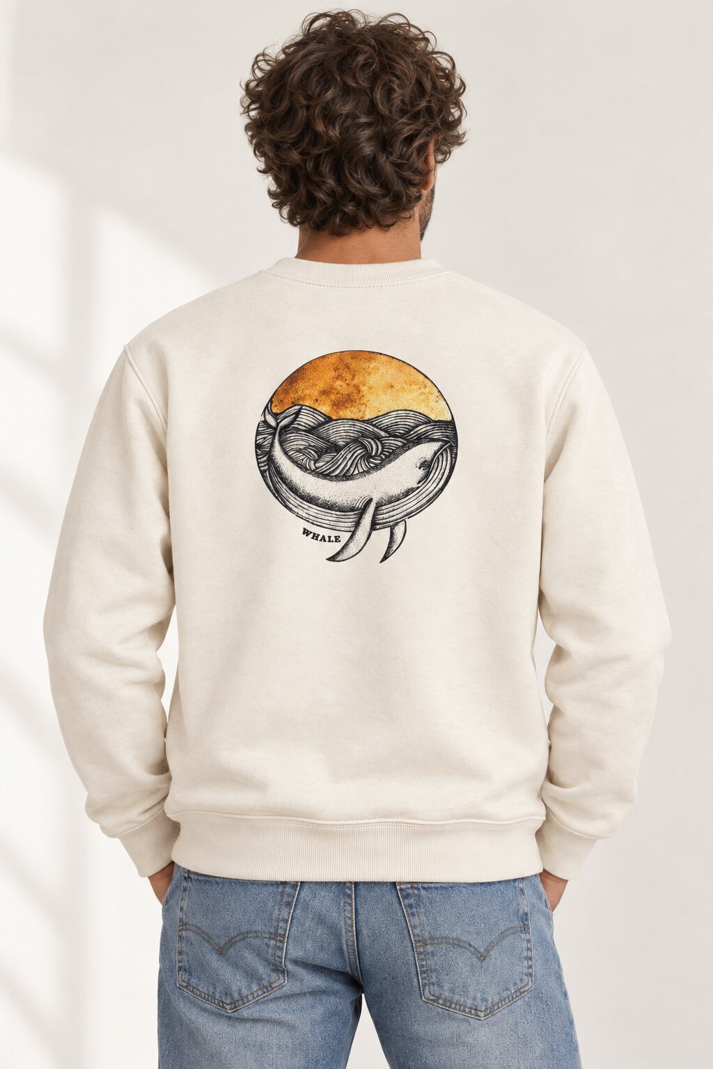 Modelo con sudadera Ballena Art Vintage y estampado trasero