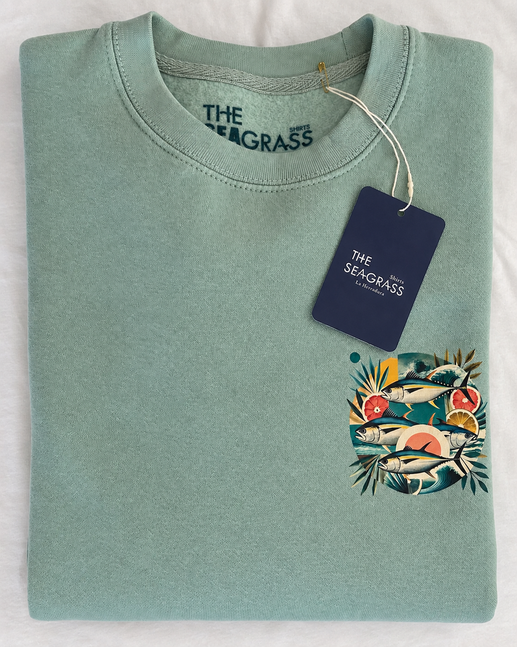 Sudadera verde salvia TUNA FRUTTI plegada con diseño de tres atunes