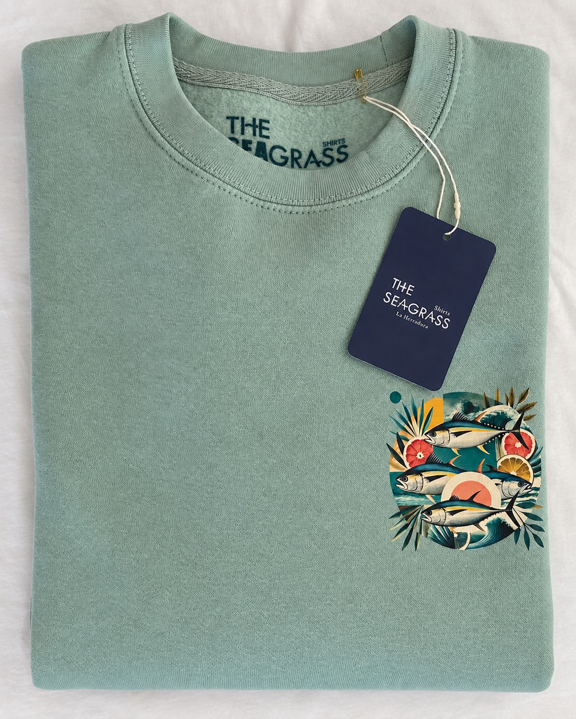 Sudadera verde salvia TUNA FRUTTI plegada con diseño de tres atunes